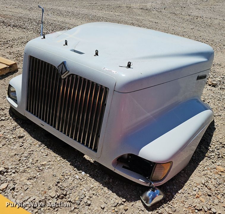 International  truck hood - EJ5425