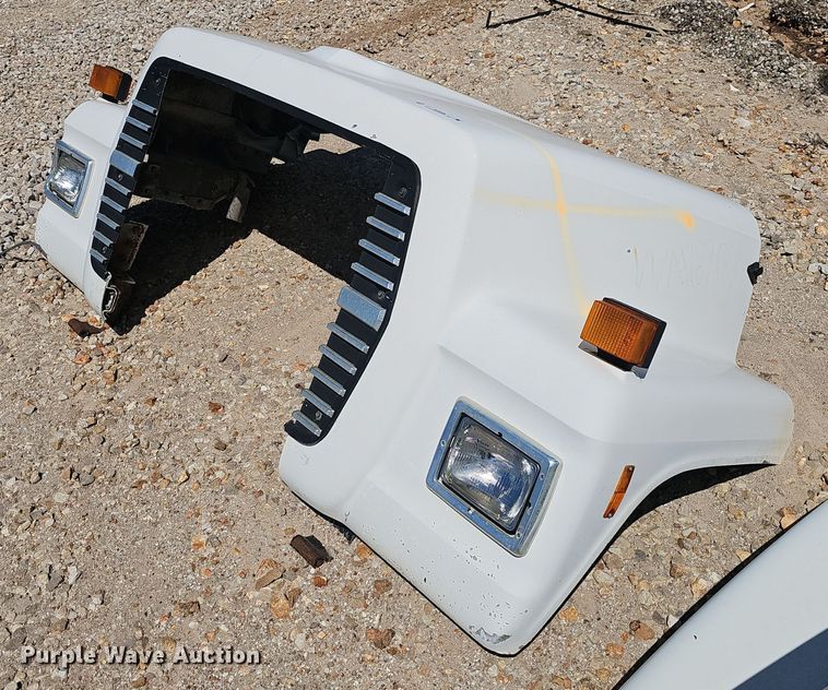 1997 Ford LNT8000 truck hood - EJ5429
