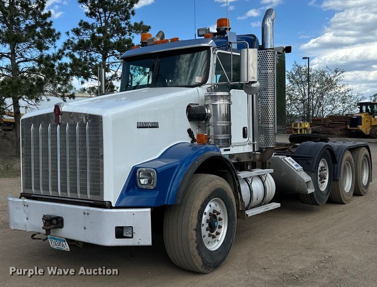 2009 Kenworth  T800W semi truck - LR9351