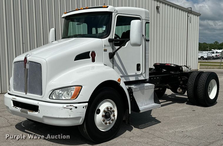 2010 Kenworth T370 semi truck - ND9357