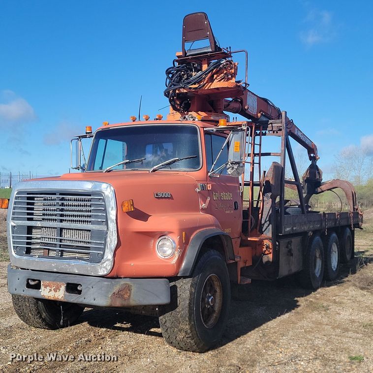 1992 Ford  L9000 log loading truck  - NZ9833