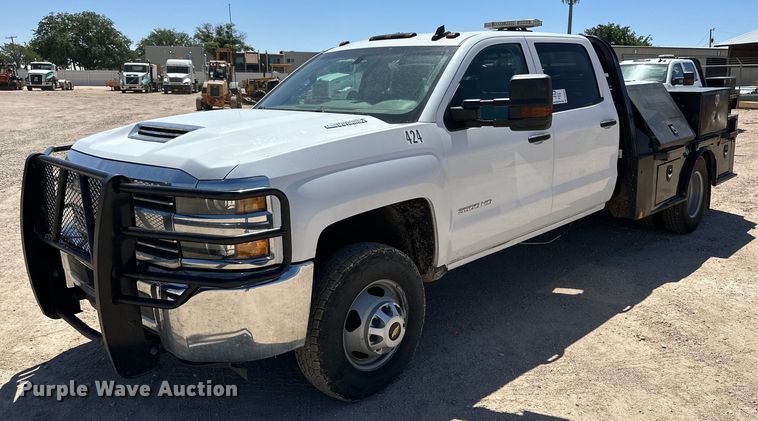 2017 Chevrolet Silverado 3500 HD Crew Cab flatbed pickup truck - DK6626