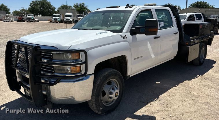 2015 Chevrolet Silverado 3500 HD Crew Cab flatbed pickup truck - DK6627