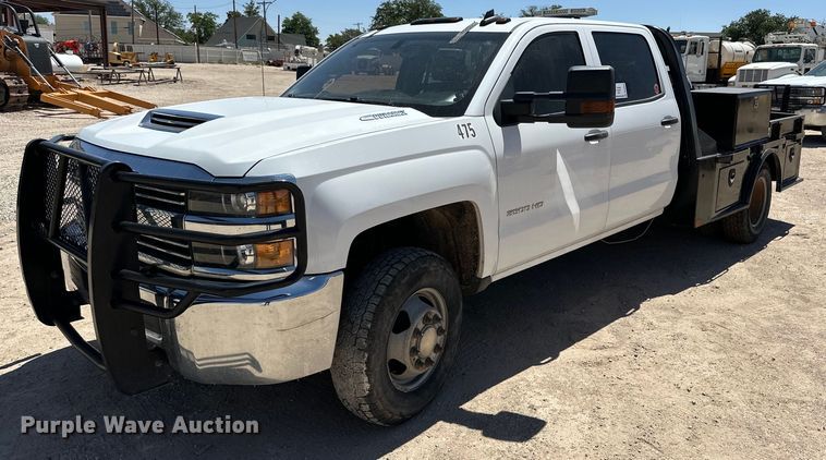 2017 Chevrolet Silverado 3500 HD Crew Cab flatbed pickup truck - DK6628