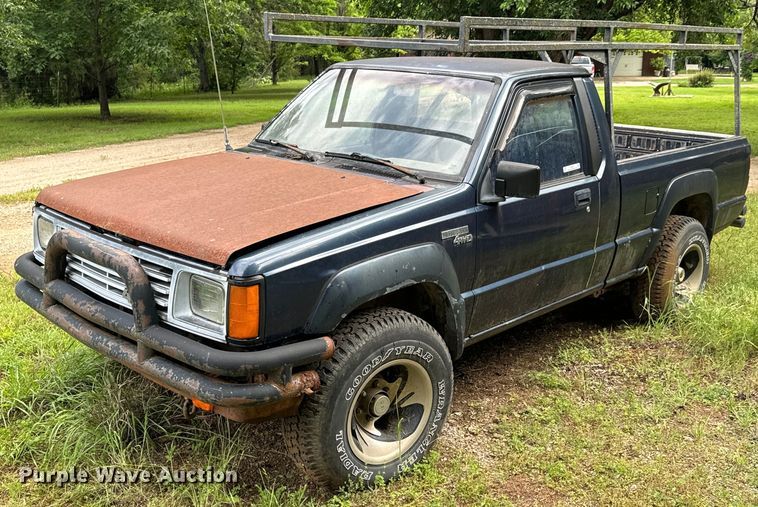 1988 Mitsubishi Mighty Max  pickup truck - DX0601