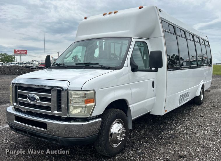 2009 Ford E450 Super Duty shuttle bus - EG1585