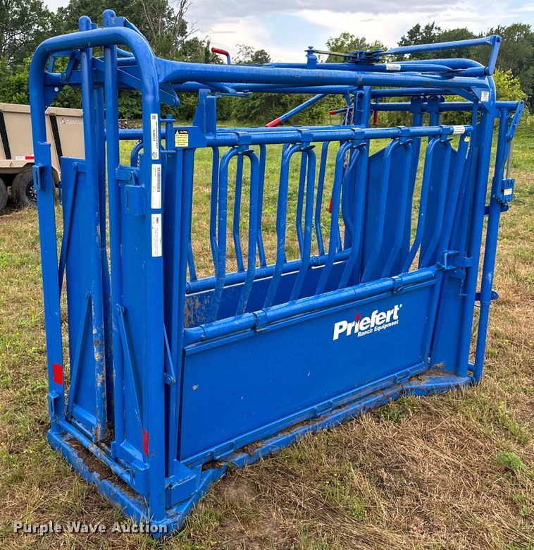 Priefert livestock squeeze chute - EH6876
