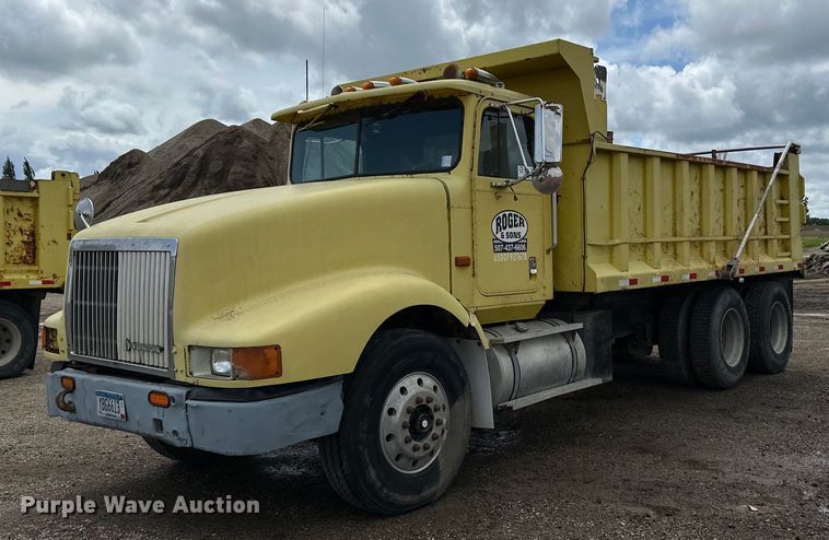 1993 International  9400 dump truck - DP8385