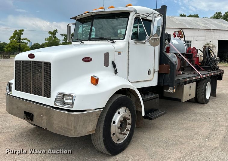 2001 Peterbilt 330 flatbed truck - DW5001
