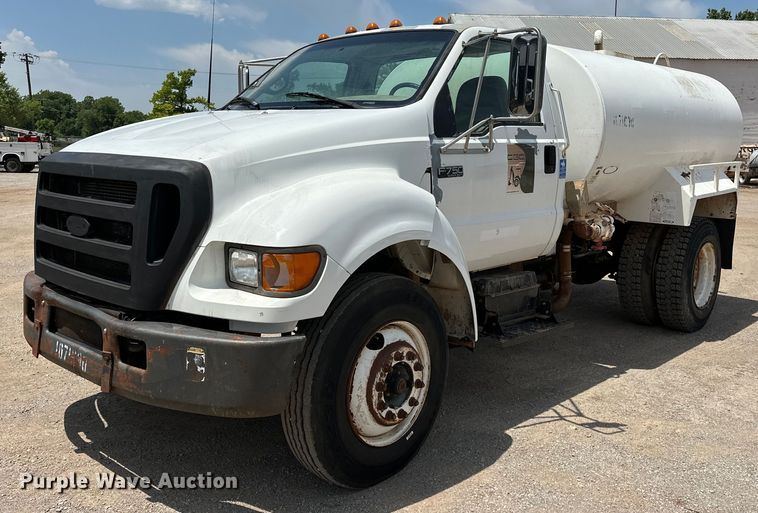 2004 Ford F750 Super Duty water truck - DW5002