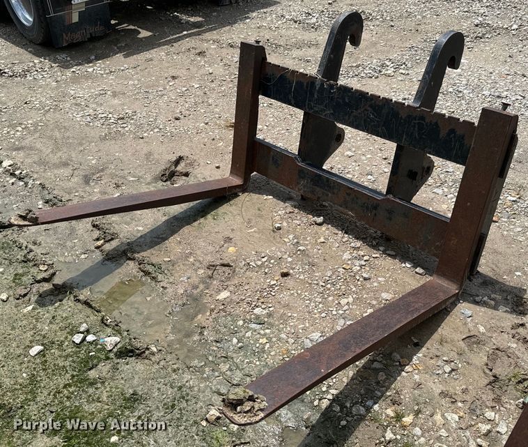 48" L loader forks - DX0559