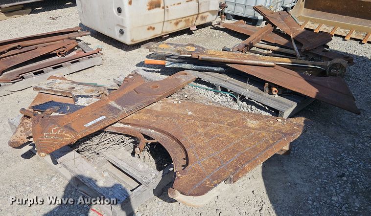 Approximately 8 vibratory plow blades - EI3881