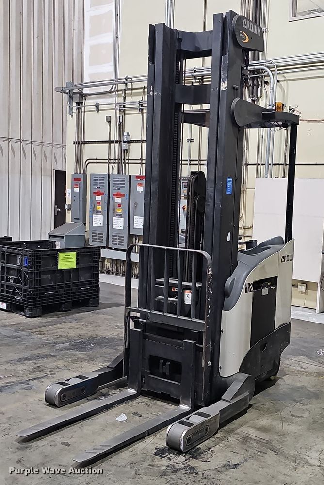 Crown 5200 Series order picker - EJ5549