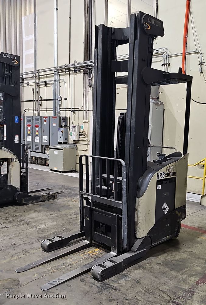 Crown 5200 Series  order picker - EJ5550