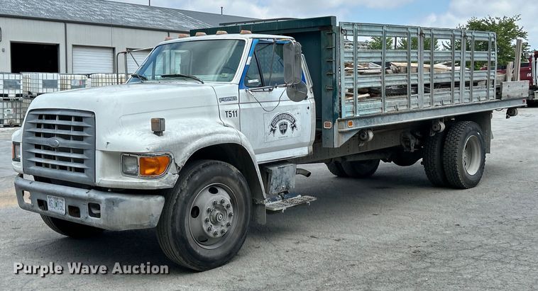 1998 Ford F700 flatbed truck - EK4657