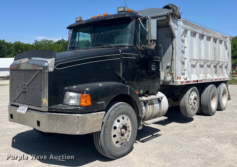 1996 Volvo WCA dump truck - EK8591