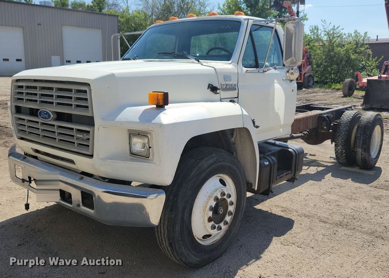 1993 Ford F700 truck cab and chassis - KB9043