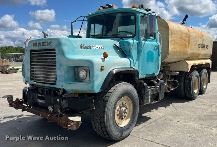 1993 Mack DM690S water truck - LD9415