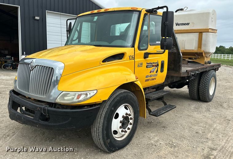 2007 International  4300 SBA flatbed truck - NR9950