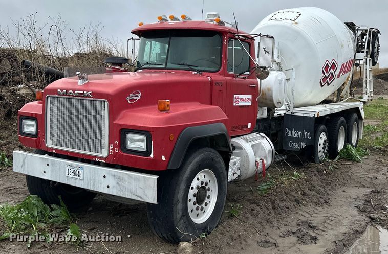 2001 Mack RD690S ready mix truck - OE9178