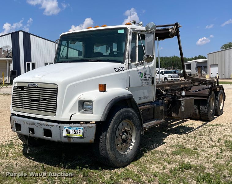 2000 Freightliner  FL80 roll-off container truck - OG9979