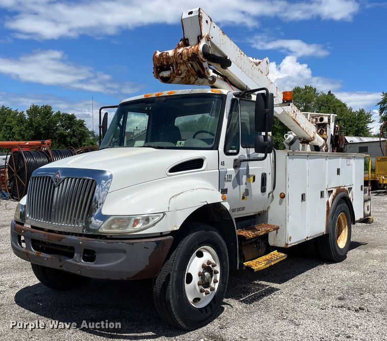 2004 International  4300 bucket truck - OG9987