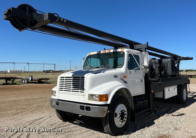 2000 International 4700 pulling truck - OI9110