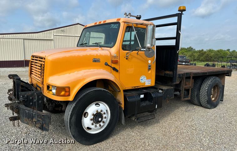 2002 International  4900 flatbed truck - EH6844