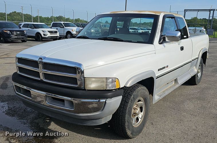 1996 Dodge Ram 1500 Club Cab pickup truck - EJ5556