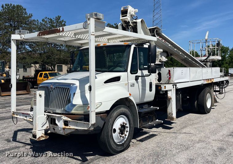 2005 International  4300 bucket truck - EK8614