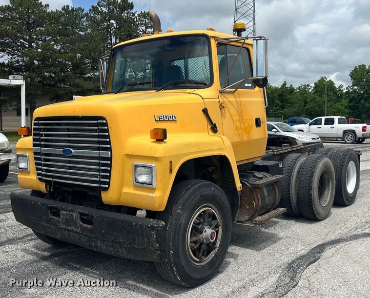 1995 Ford L9000 semi truck - EK8619