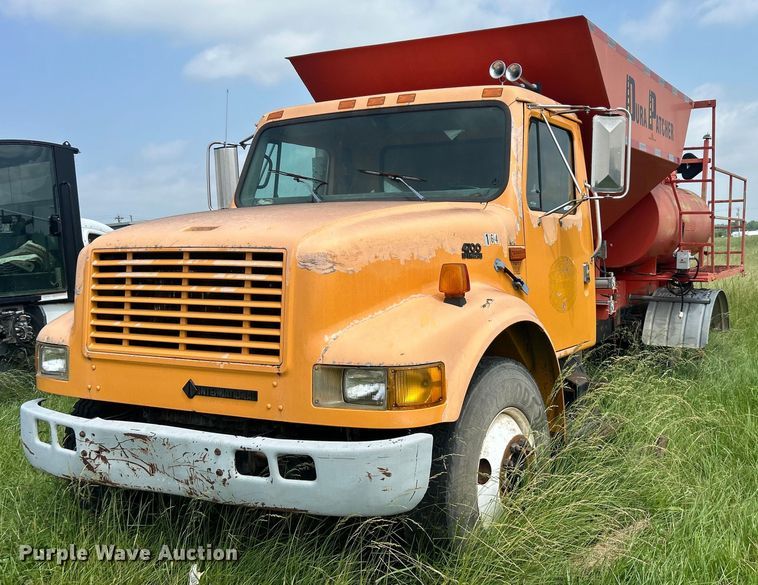 1998 International  4700 pothole patcher truck - NB9401