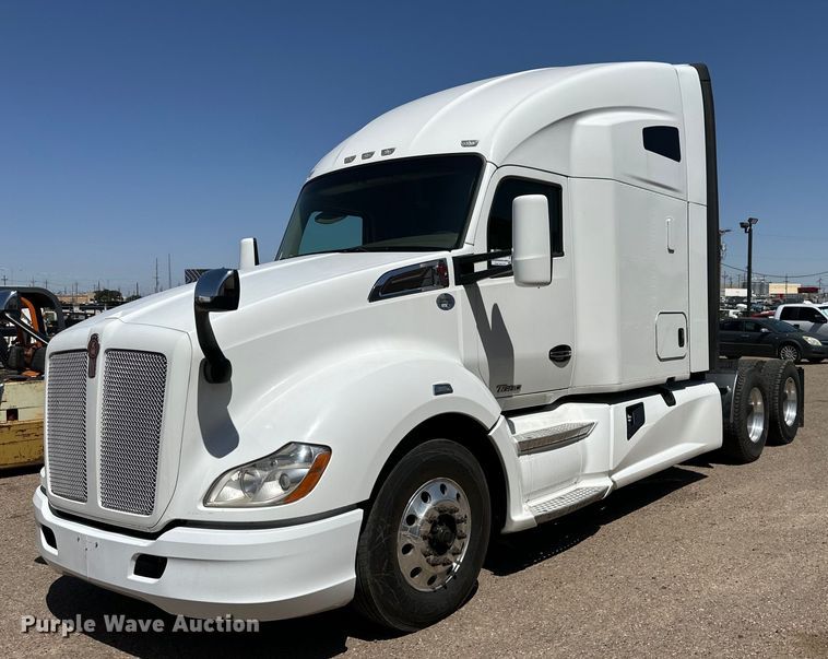 2018 Kenworth  T680 semi truck - DG4424