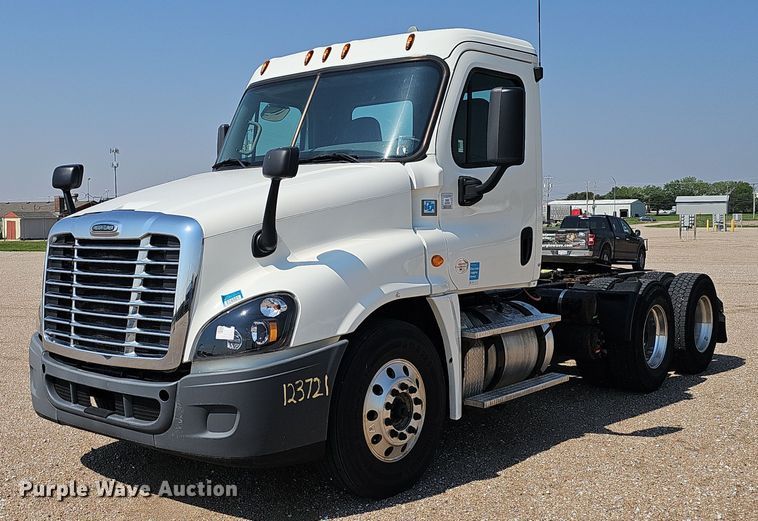 2016 Freightliner Cascadia 125 semi truck - DP0913