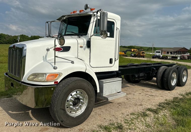 2009 Peterbilt 340 truck cab and chassis - DQ6776