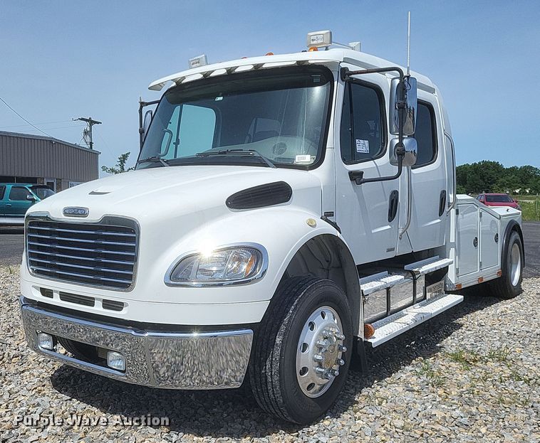 2007 Freightliner  Business Class M2 flatbed truck - DR4794
