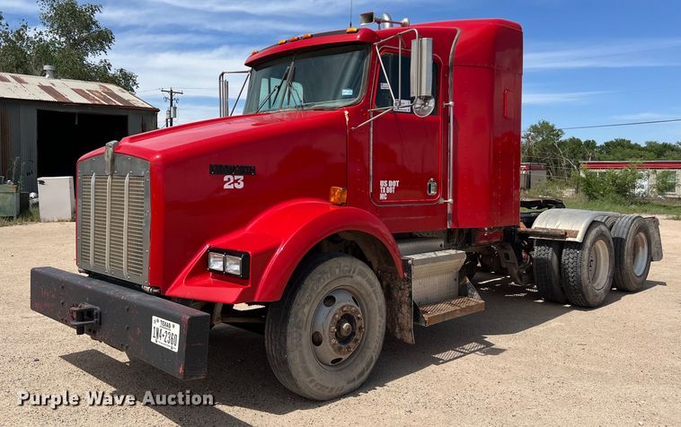 2000 Kenworth   T800 semi truck - DS3073