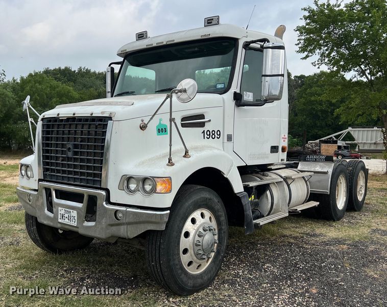 2008 Volvo VHD semi truck - DS3110