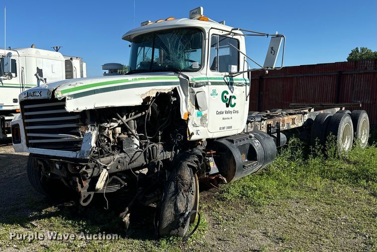 2000 Mack  RD688S truck cab and chassis - DV5750