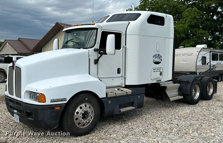 2005 Kenworth T600 semi truck - DX0610