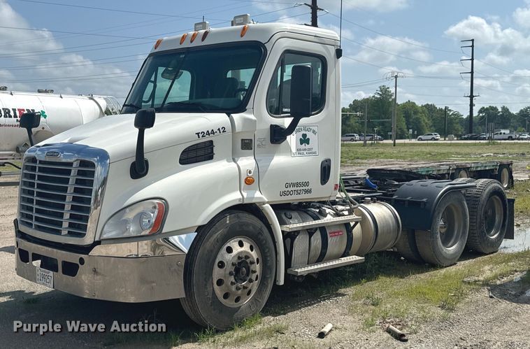 2012 Freightliner Cascadia 113 semi truck - DX0611