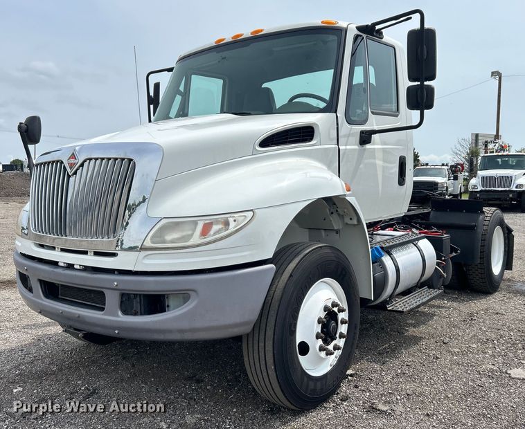 2017 International  4400 SBA semi truck - EG0677