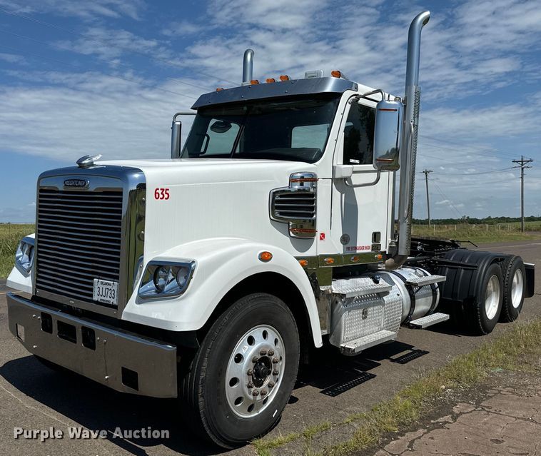 2020 Freightliner  122SD semi truck - EH3966