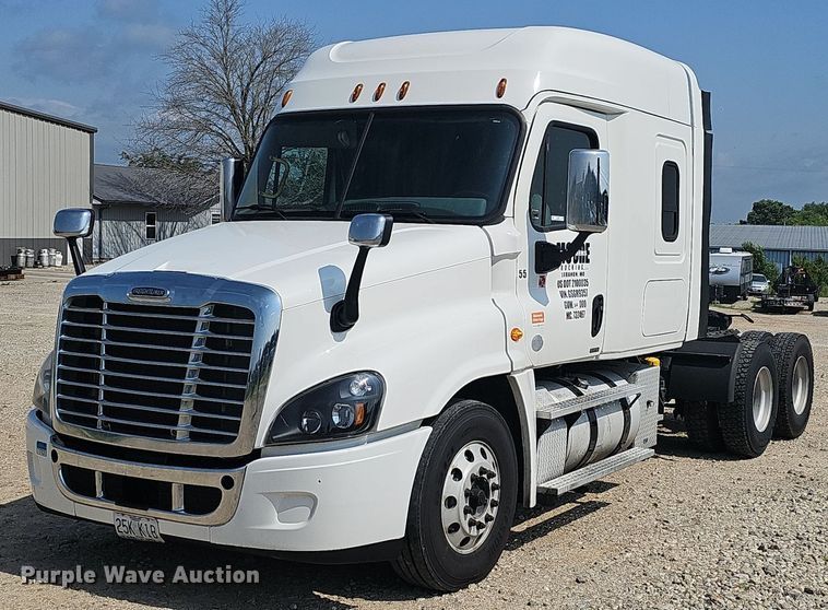 2016 Frieghtliner  Cascadia  semi truck - EJ5524