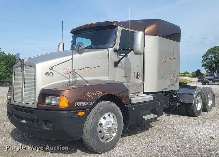 2005 Kenworth  T600 Aerocab semi truck - EJ7995