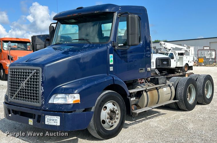 2008 Volvo VNM semi truck - EK4663