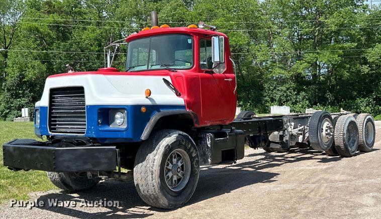 2000 Mack DM truck cab and chassis - EK4680
