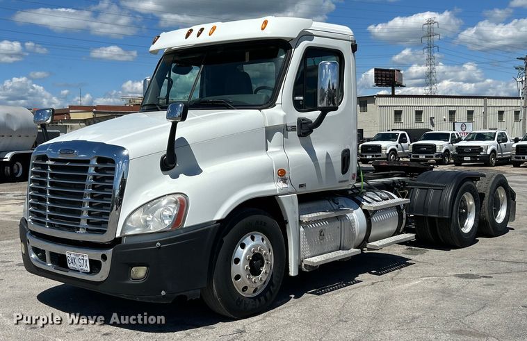 2012 Frieghtliner  Cascadia semi truck - EK4714