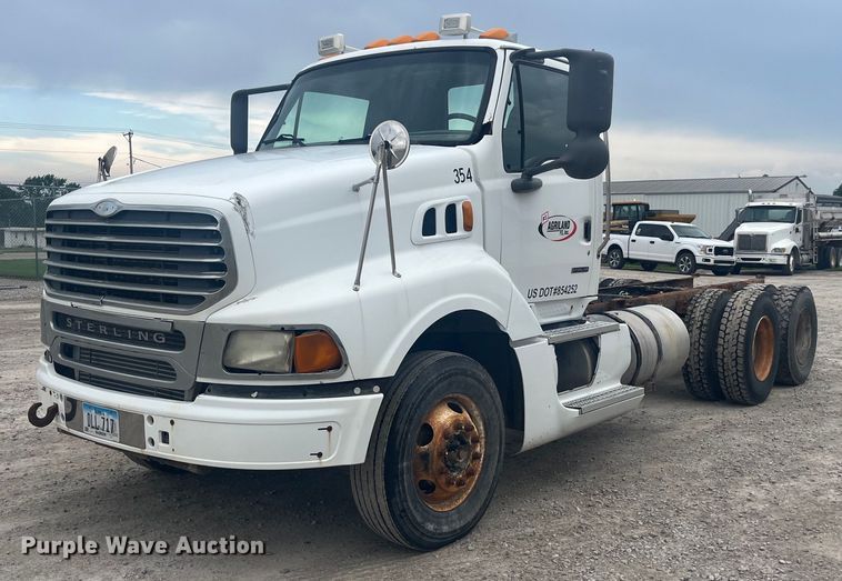2001 Sterling A9500 truck cab and chassis - EK8529