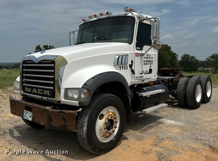 2007 Mack CTP713 semi truck - IE9032